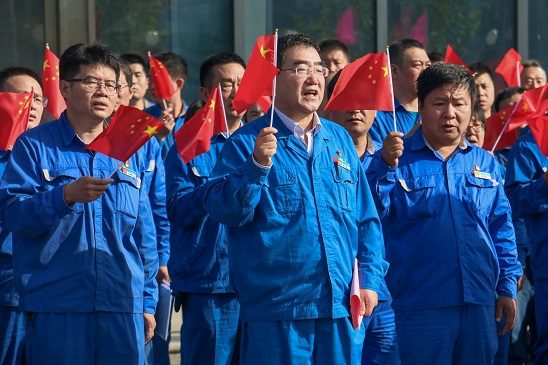 五星紅旗，我愿做你光華中淡淡的一筆——安彩高科舉行 國(guó)慶升旗儀式